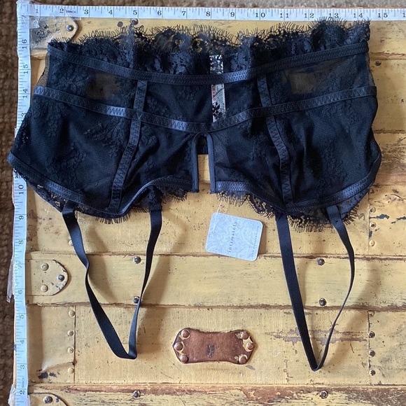 🎉❤️HOST PICK❤️🎉 FREE PEOPLE STRE BOHO ETHEREAL LACE BUSTIER TOP LACE BRA TOP S - Picture 3 of 15